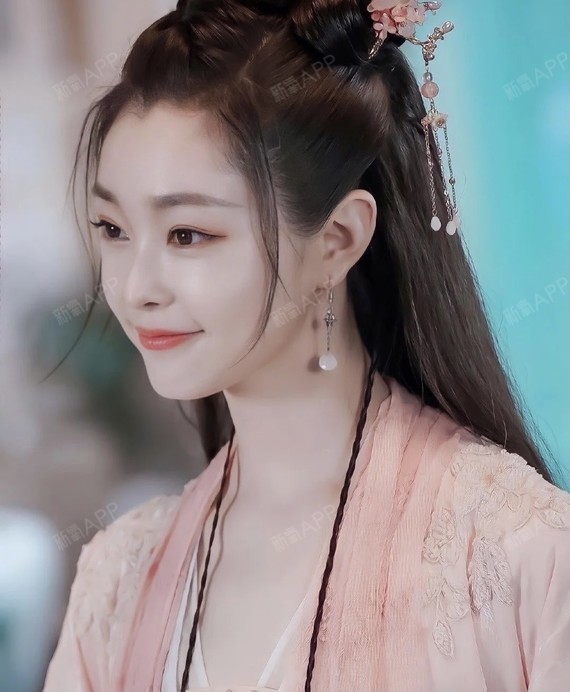 很多人说宋轶像只猫,其实这和她的鼻眼有很大关系.