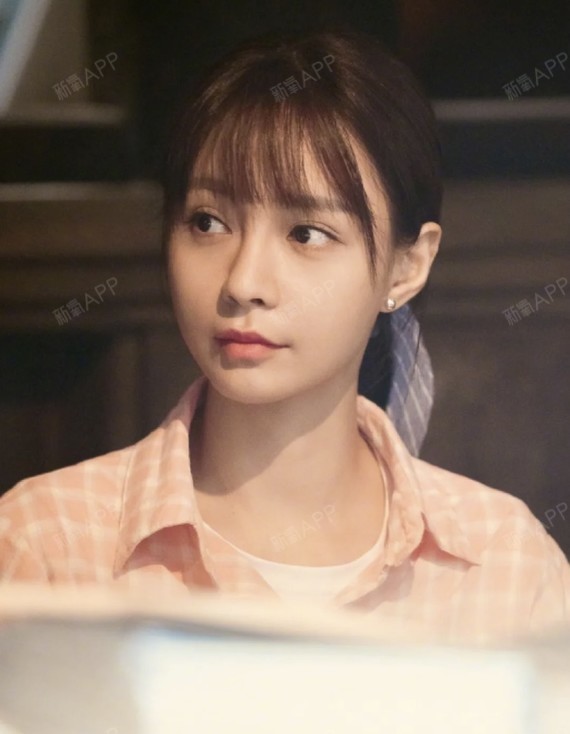 最让人吸引的就是他的双眼皮和鼻子,沈梦辰最开始是单眼皮,她做了双眼