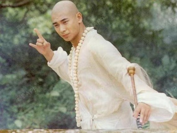 这两个一个是书生一个是和尚,禁欲气质来自于角色滤镜,书生是只读圣贤