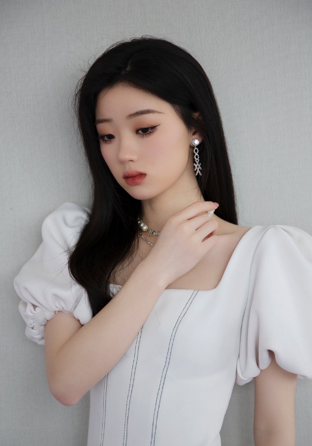 人如其名单纯美好,单依纯就读于浙江音乐学院,属于标准的科班出身