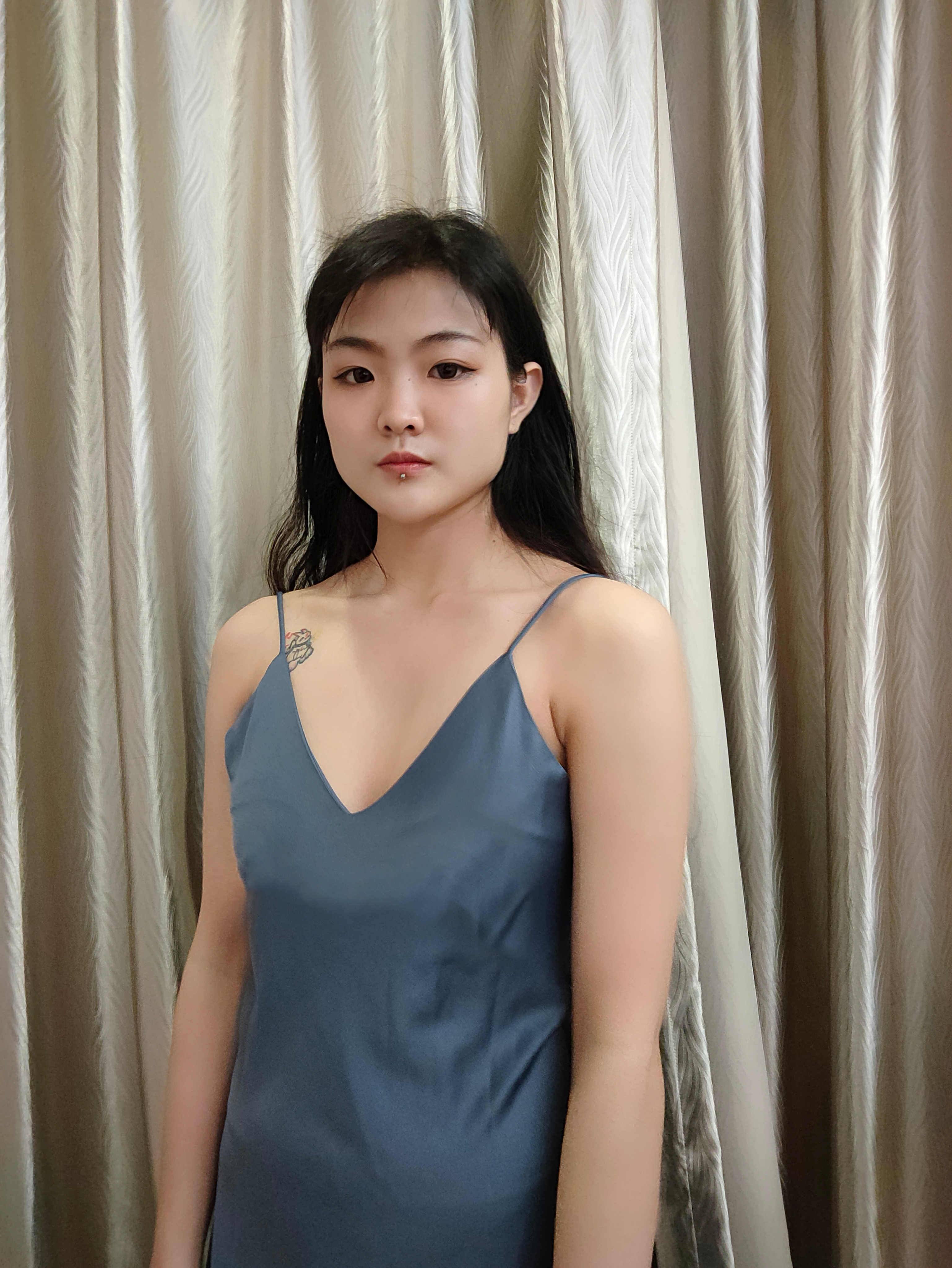 第1天平胸和下垂哪个更可怕,年纪轻轻但是胸部就是挺_圈子-新氧美容