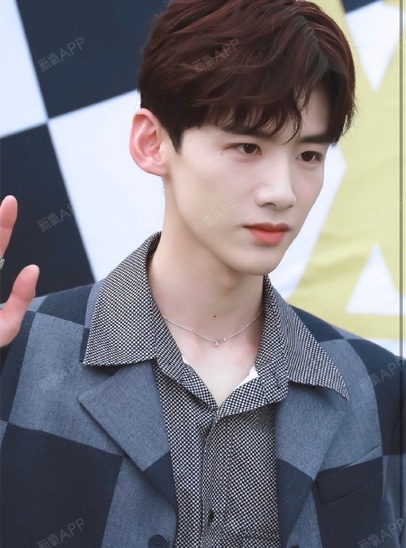 女明星的通稿往往都会出现皮肤白到发光之类的说辞,像这类型的,我们算