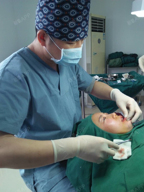 兔八仔下巴硅胶假体取出第0天美丽日记