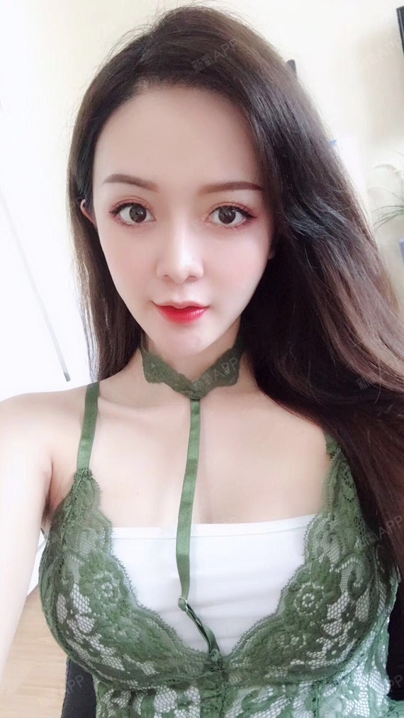 一个月了,胸部没有任何不适,趴床不会疼,平时不