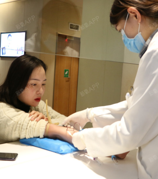 生怕弓下腰时别人能隆胸手术过程麻醉手术室现场隆胸消毒隆胸手术麻醉