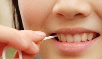 隐患  , 叼牙签 很 low还 有危险!