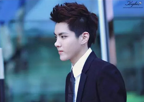 某明星鼻子变塌了居然这样