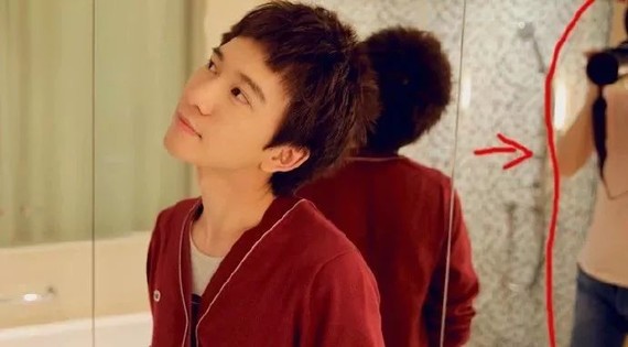 沈煜伦则是对沈肯尼一见钟情的深情人设,长期陪伴沈肯尼治疗病情,无微