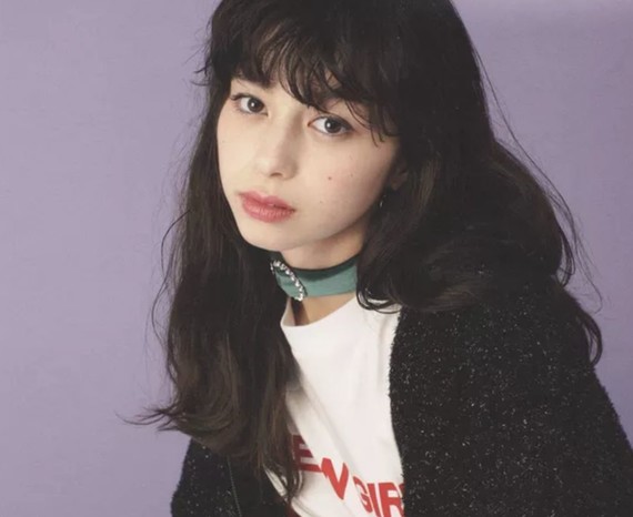 鼻子虽然没有很高,但是弧度好看极了.