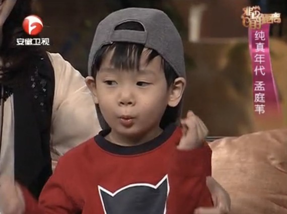 上非常静距离的时候满场跑古灵精怪十足,台下的粉丝都对他一脸宠溺