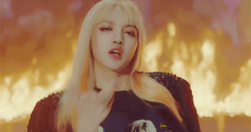 今天,blackpink成员lisa一段跳舞视频在推特疯传,粉丝看完后纷纷决定