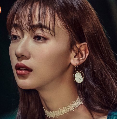 发现她的眉骨其实比角膜平行线更高,并不符合我们刚才说的突眼的标准