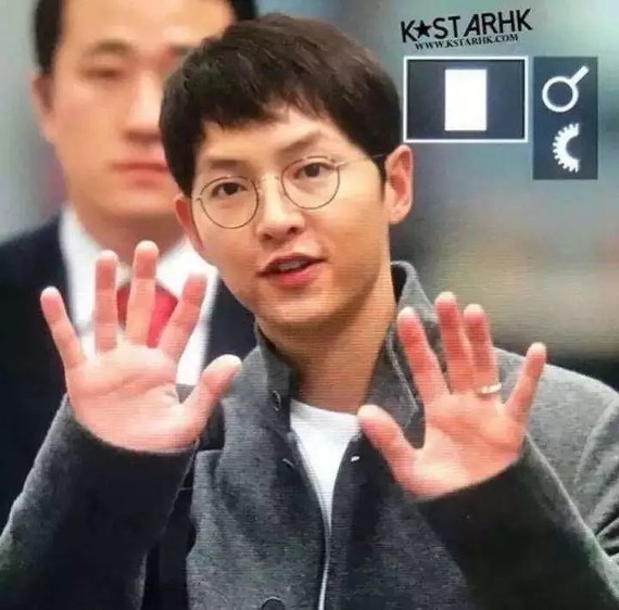 且韩国男星单眼皮居多,单眼皮本就自带眼窝不明显,会更显浮肿.