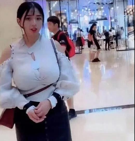 首页 此页面仅支持预览 Avatar 珠海韩妃医疗美容 187篇日记 它来啦 带来了平胸小姐姐们的福音很多小姐姐喜欢把自己的照片发到网上 大多是因为她们觉得自己的身材好 长得漂亮 而最近有一位小姐姐 就因为逛街时背包的方式而火了一把这位小姐姐的背包