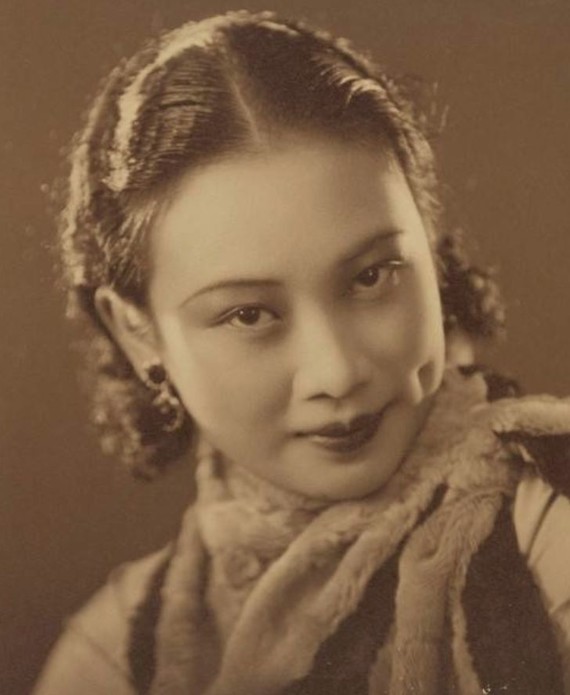 性格也是沉稳沉静,她从小就知道自己要什么,出道后演过多种不同角色来