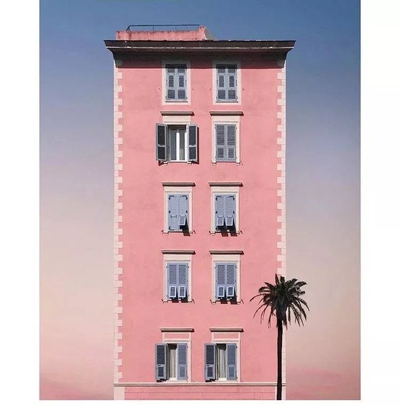 黄昏的对角线和静谧的粉屋子在窃窃私语,把那些少女心事都藏起来,让人