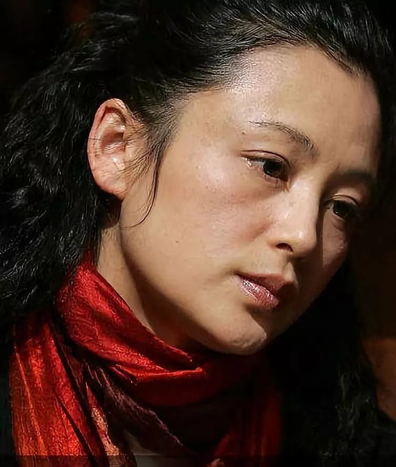 当逐渐进入熟龄期的时候,骨相美带来的耐老感,则是俞飞鸿>蒋勤勤>陈红