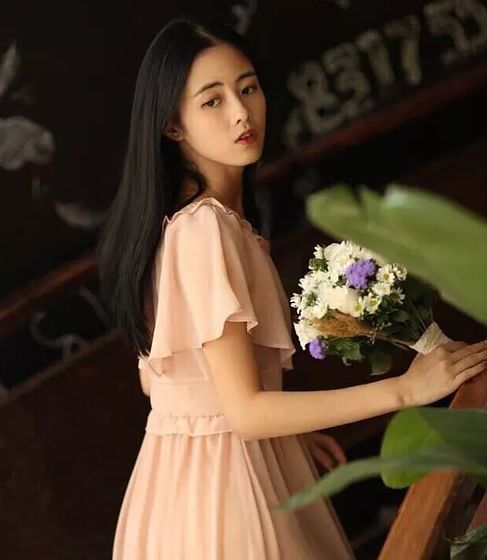 另外章乐韵有点轻微的反颌(地包天),所以嘴巴闭着时会有一种倔强的