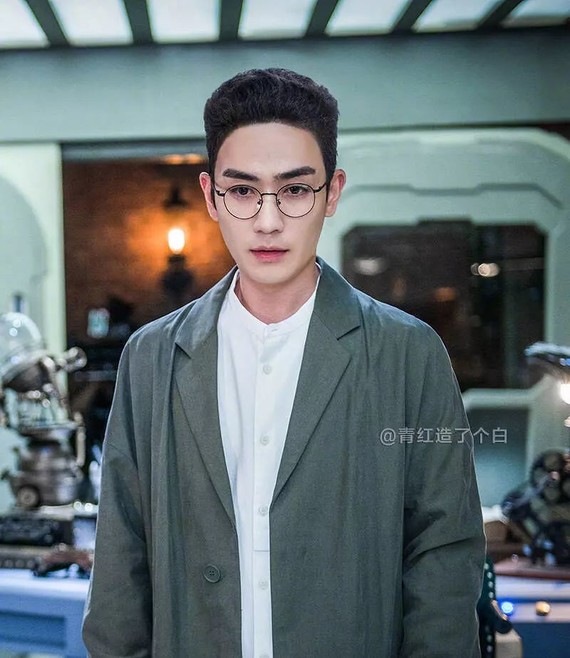 今天发际线男孩小吴的时尚大片刷爆了网络