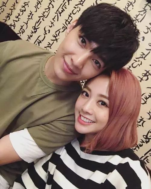 不过令人惊奇的是她俩竟然是好朋友,两人又同时与炎亚纶跟王子传过