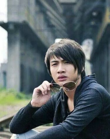 后来到2010年,姜潮去参加了快乐男声有了名气,秦艺天才又回头和张彬彬