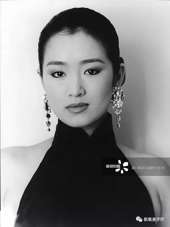 巩俐.后期大用下眼线,下眼影拉平拉长眼型后,更是霸气十足.