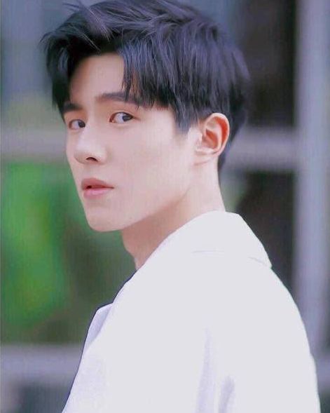 这次旧照又被翻出来,不少网友意外发现,刘昊然当年的鼻子和现在的