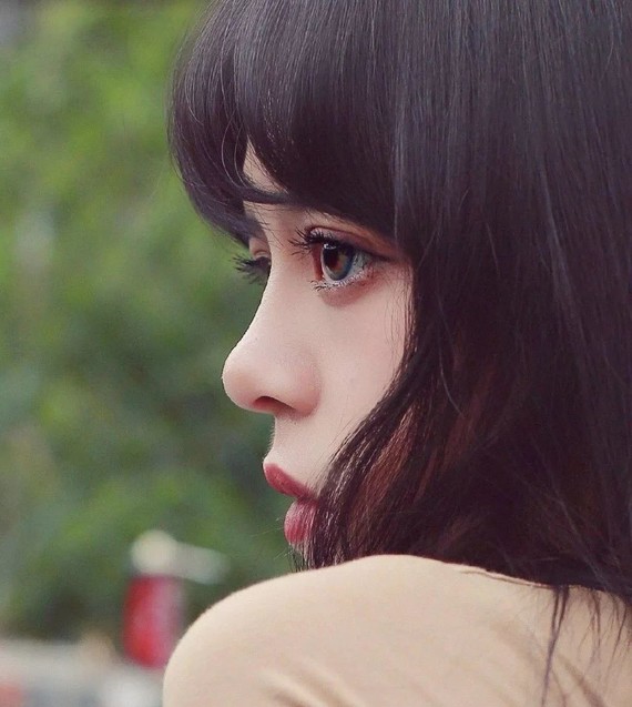 彭姐原名叫彭曈曈,95年的四川妹子,现在在中国传媒大学读研究生.