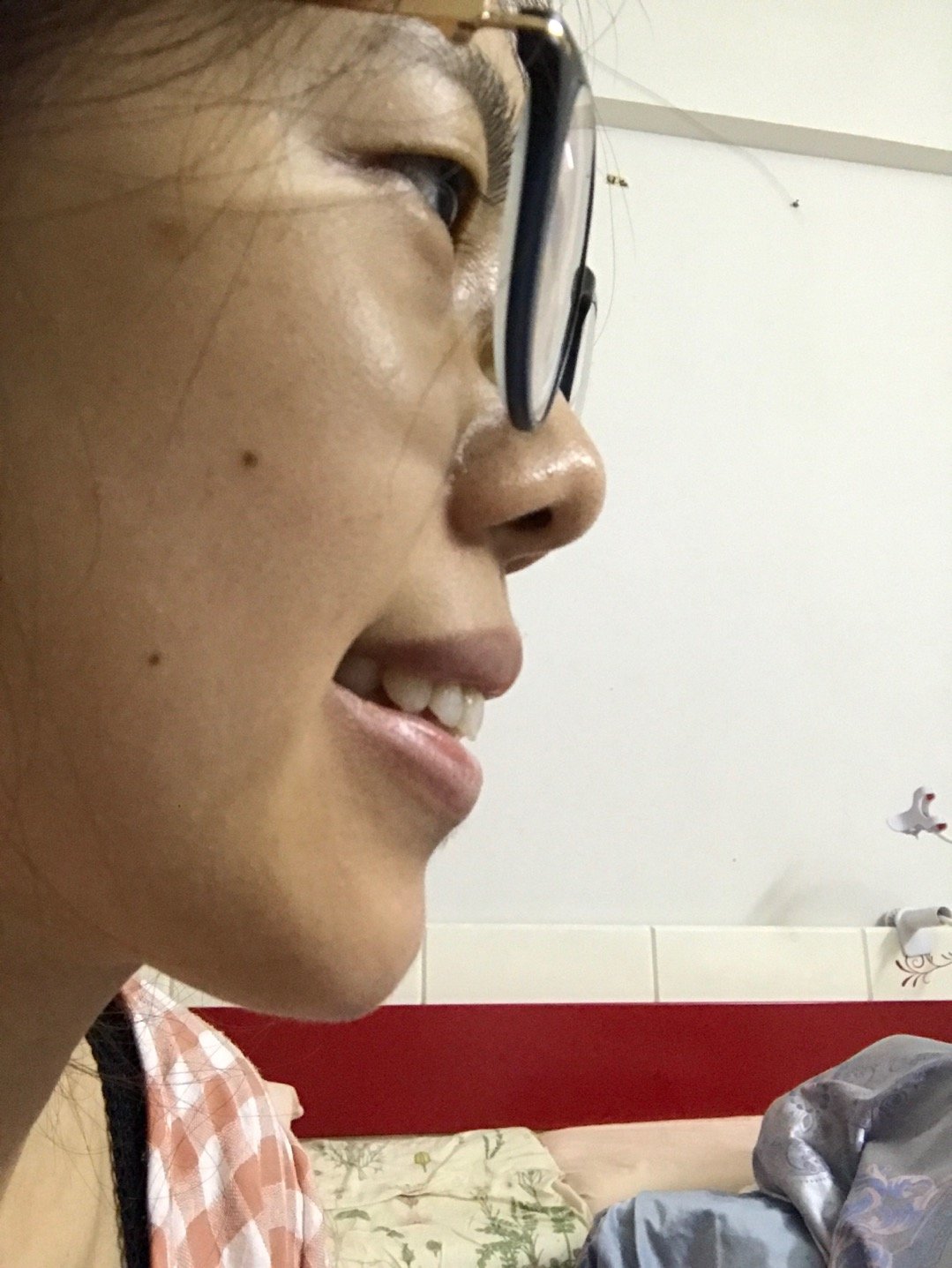 就是牙齿凸,和有村姐姐一样.和妹妹比,妹妹真的好漂亮.