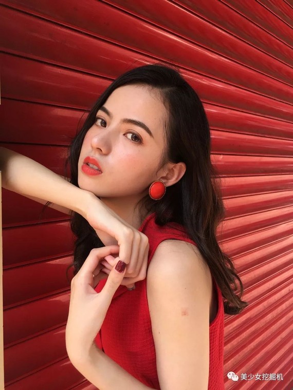 她有两个名字,黄日莹或者黄小莹,94年生.