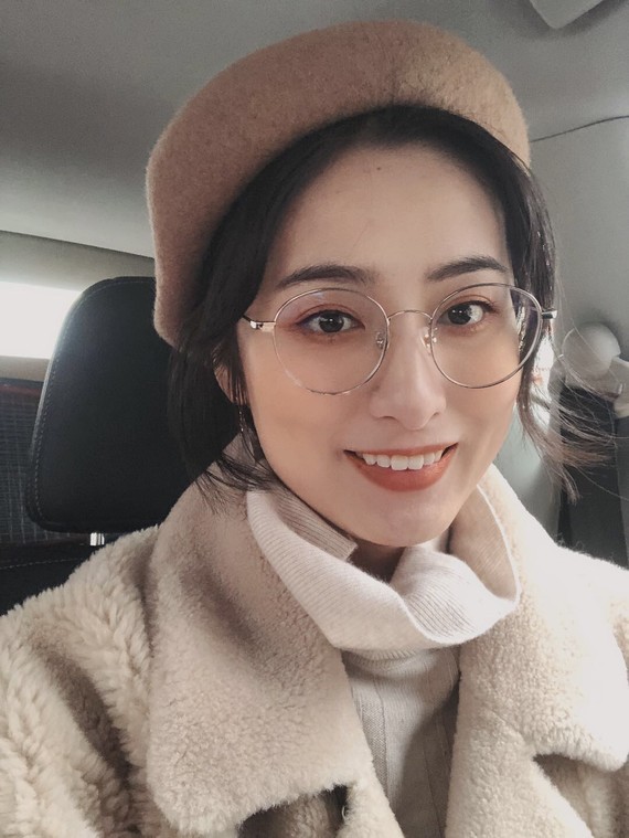 鹰钩鼻女孩求夸