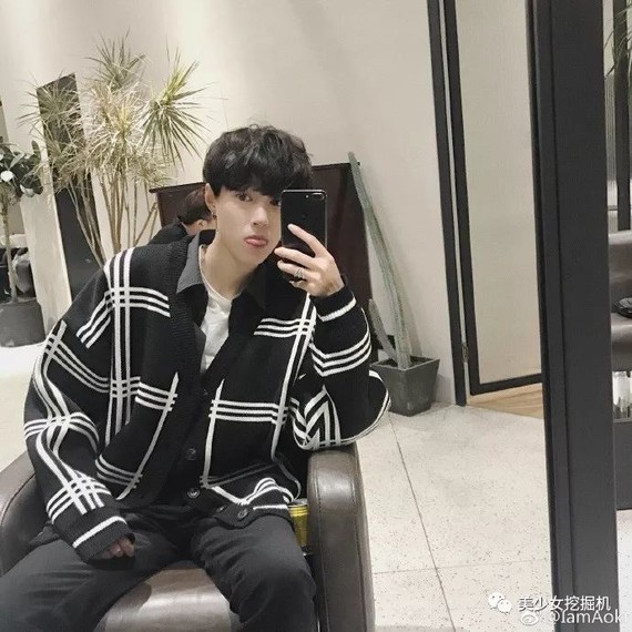 她的"男朋友"叫做aoki徐奥琪,原来在意大利留学,去年刚刚毕业.