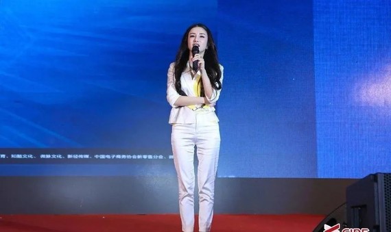 快手粉丝立马搜索出了李七喜的信息,调侃东阿东吃软饭,傍上了微商