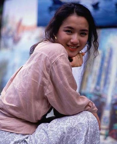 1988年,年仅16岁的郑秀文参加第七届新秀歌唱大_圈子-新氧美容整形