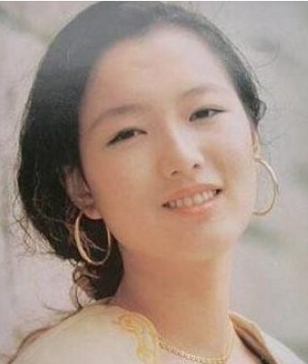 1988年,年仅16岁的郑秀文参加第七届新秀歌唱大赛,并最终获得了季军.