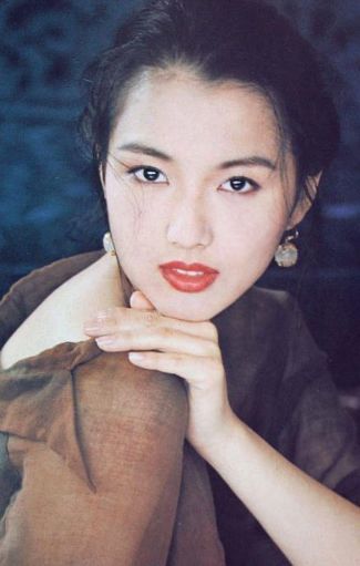 1988年,年仅16岁的郑秀文参加第七届新秀歌唱大_圈子-新氧美容整形