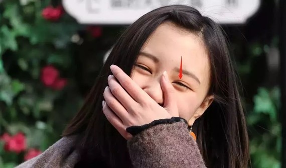 大概是小时候塌鼻梁朝天鼻肿泡眼,长大变成了双眼皮大眼睛还有高绷汉