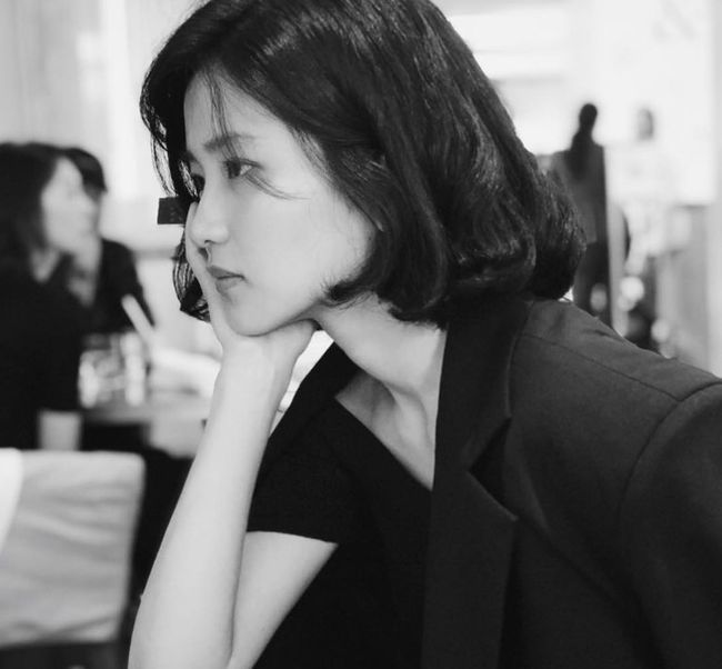 周末翻看了下韩国女星金泰梨ins,她是属于高颧骨的脸