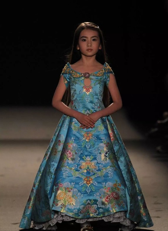 最后要说的是一位中国的小童模绣球,她第一次出现在秀场上的时候才九