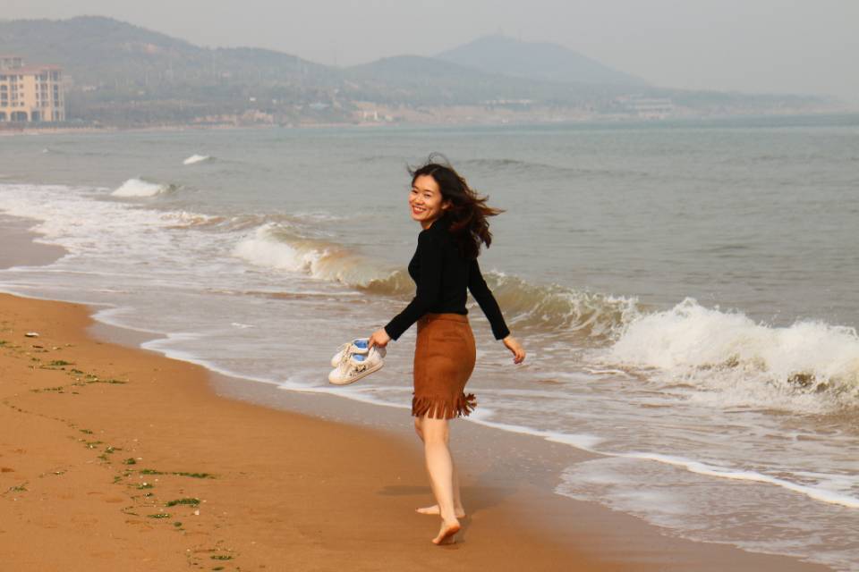 秒杀大妈的游客照#在海边玩耍,我:"给我拍一张跑着的照片,要灵动一点