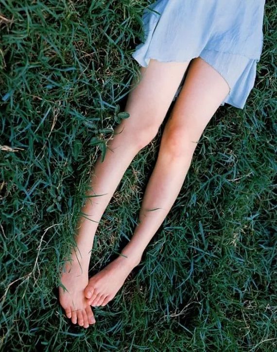 能看出关节的骨骼但不突兀,颗颗关节如同珍珠,脚趾的形状也很圆润可爱