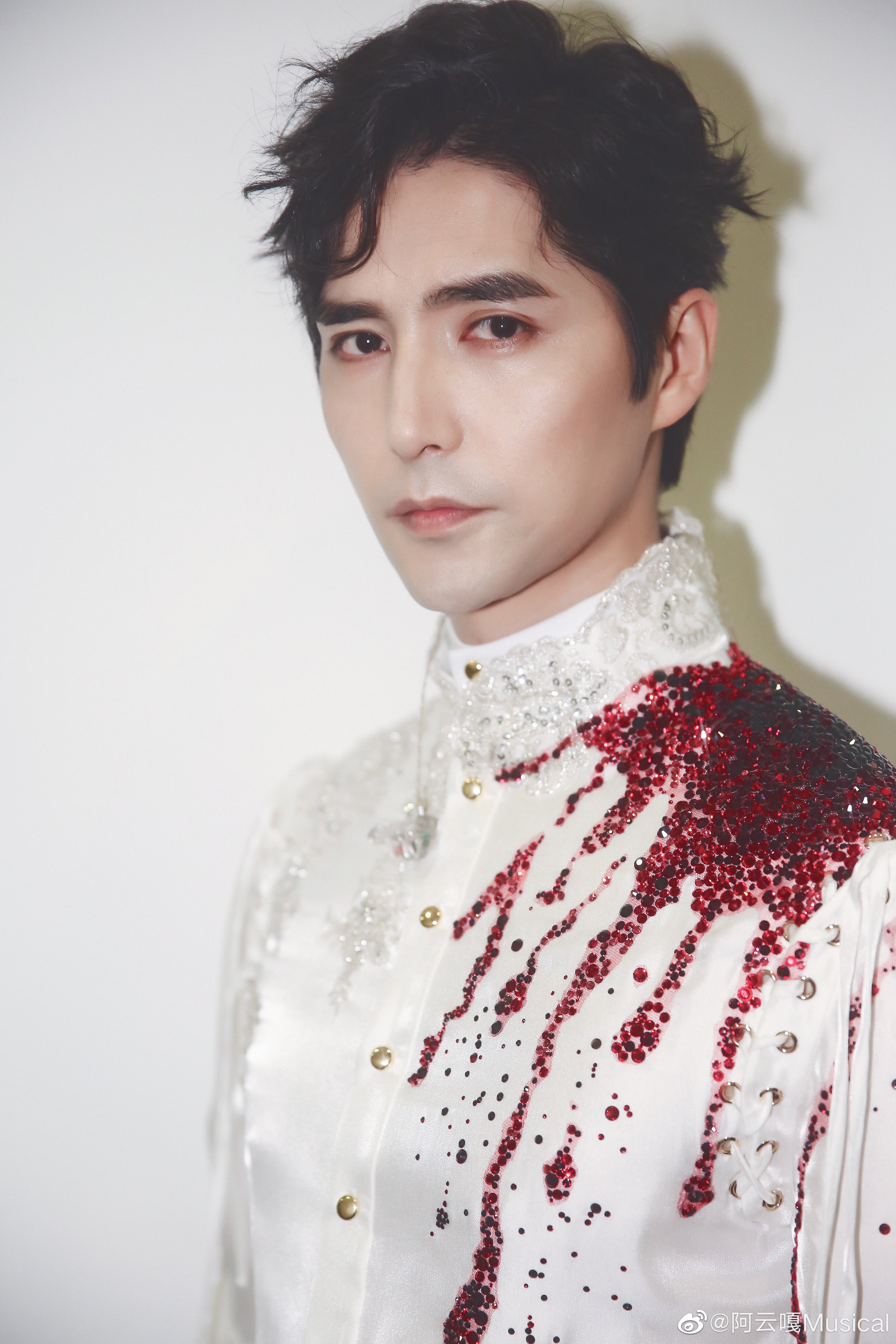 提名阿云嘎!真的太吃这种成熟型的混血大浓颜了!气质也是王子本王了!