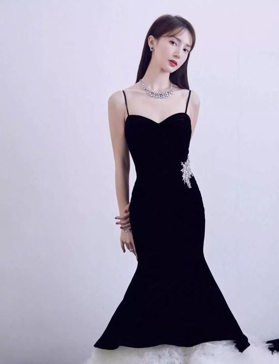 昆凌也穿了黑色的吊带裙,裙摆蓬蓬的,耳环和项圈是配套的,树叶形状,一