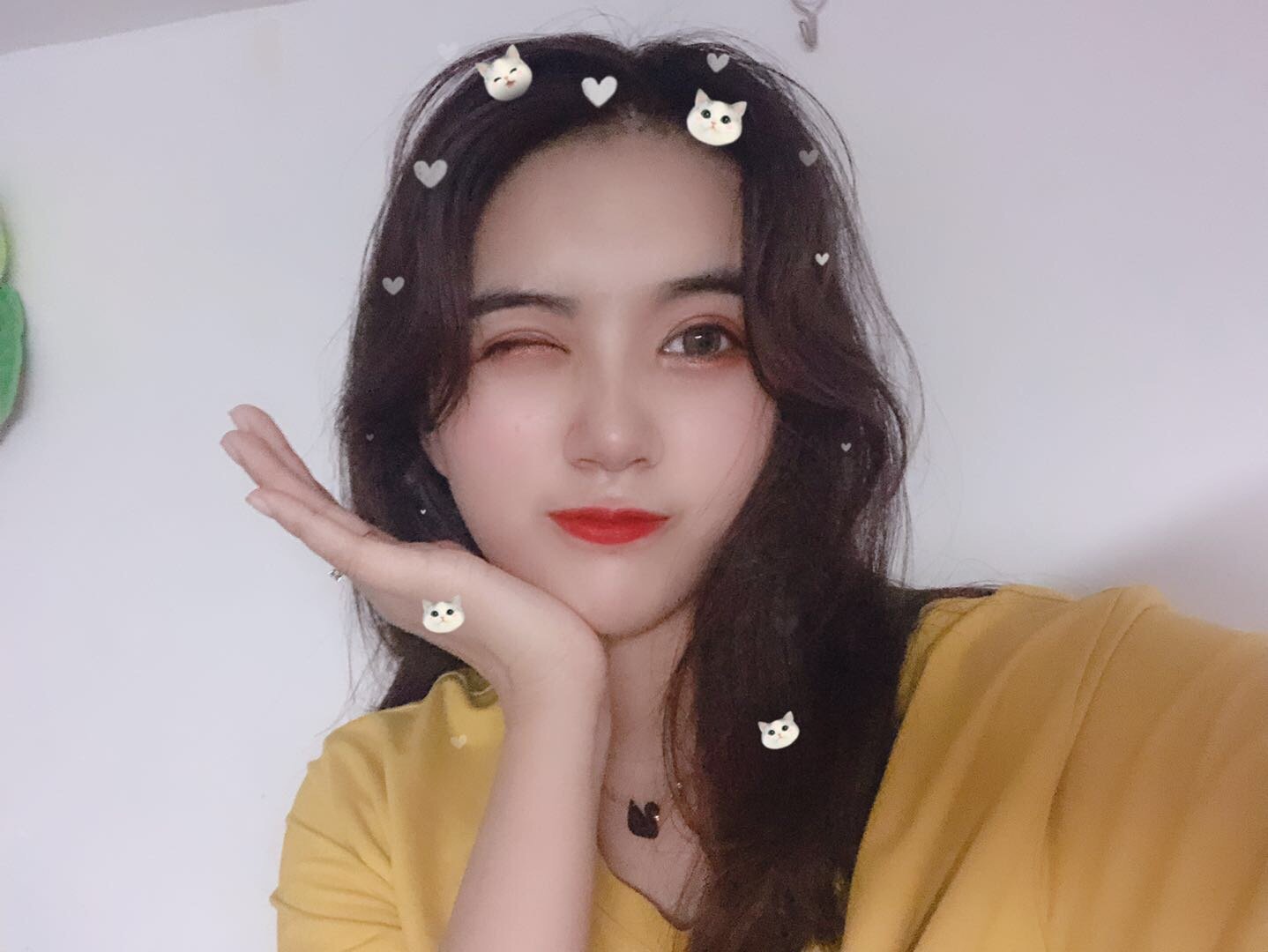 土味拍照姿势当然是托腮剪刀手啦