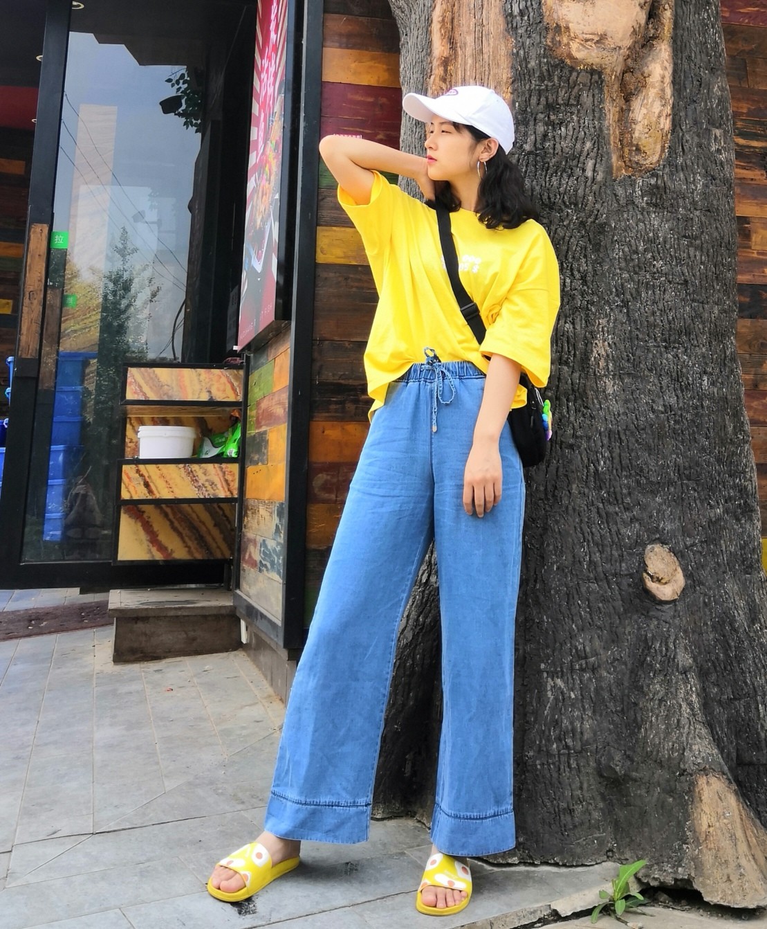 穿拖鞋上课的女子强装精致