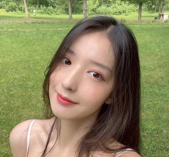 嘴唇是嘴角微微上扬的m唇.