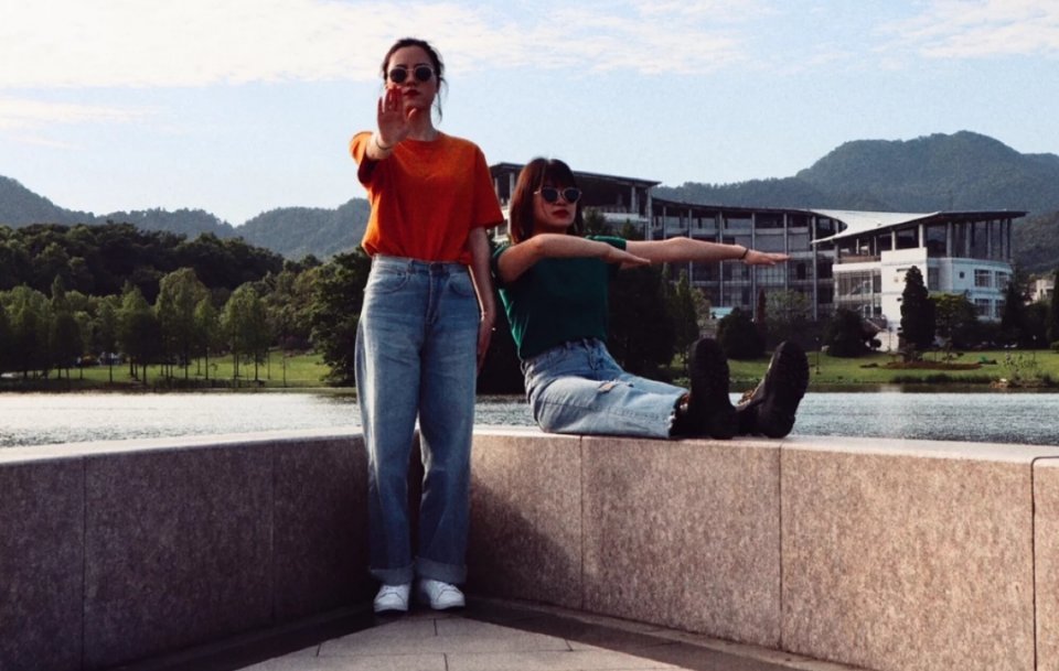 一直想要拍这种土味拍照姿势😬我本人是只要_圈子-新氧美容整形