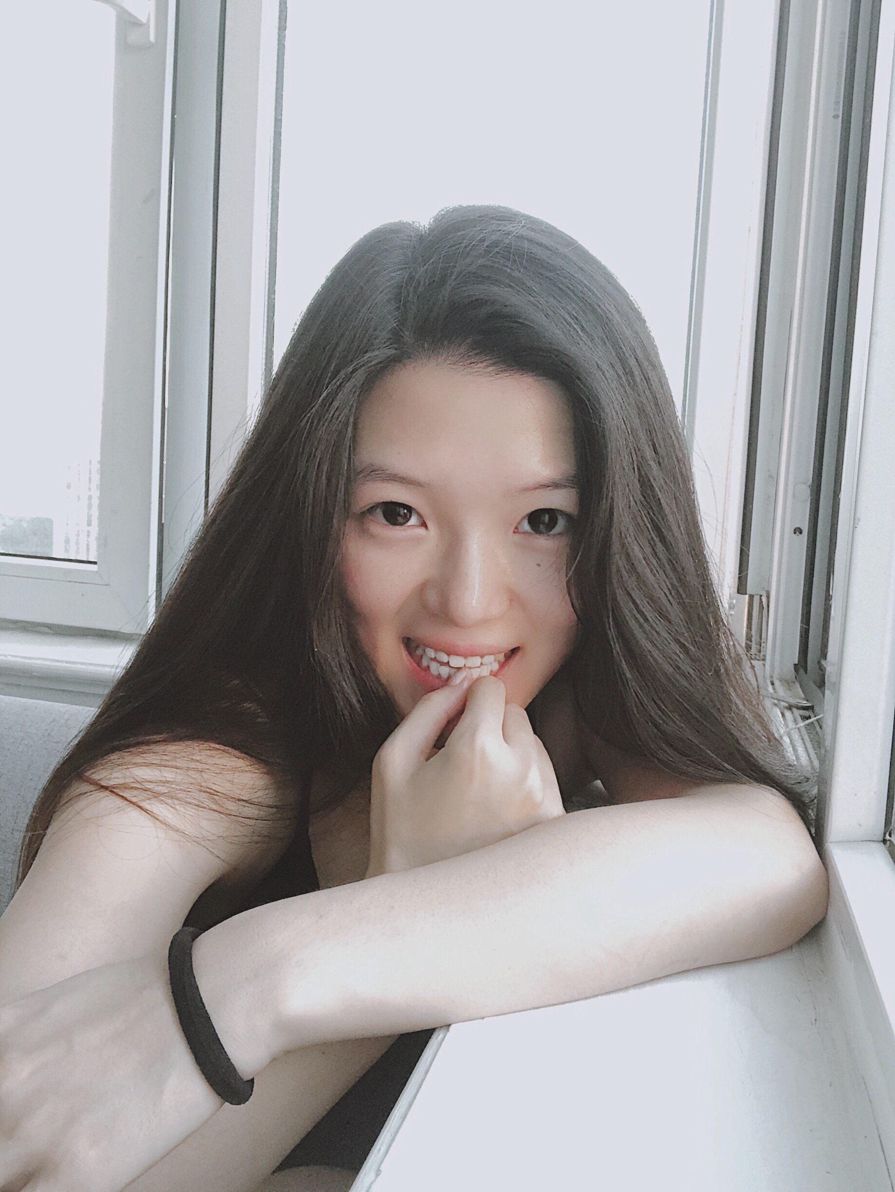 在窗户前享受假期生活,素颜除了眉毛有点不听话外,其他的还凑活吧!
