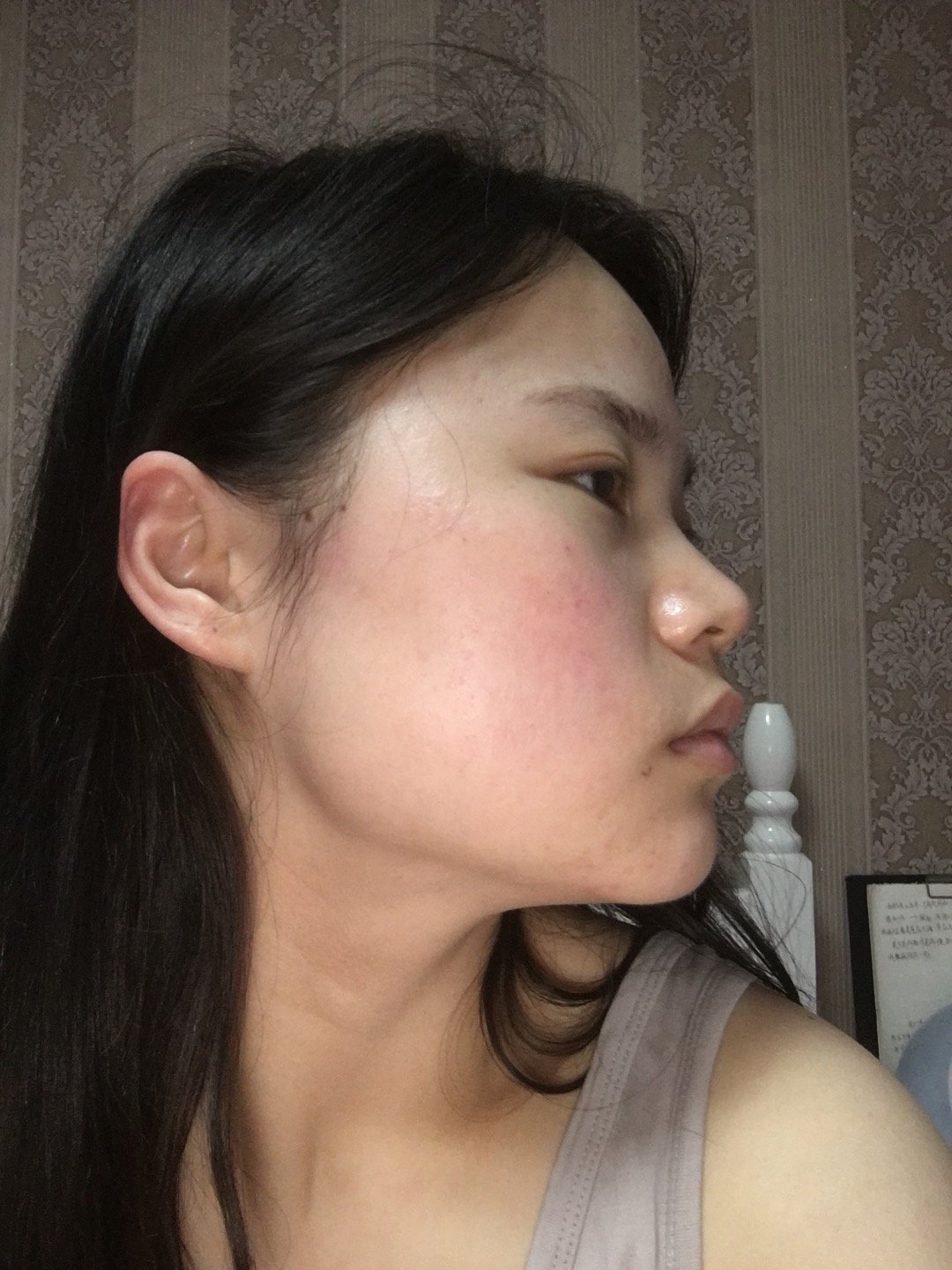 大小眼,而且两边脸不对称,下颌角宽大,颧骨也大,希望能选中,羊啊,救救