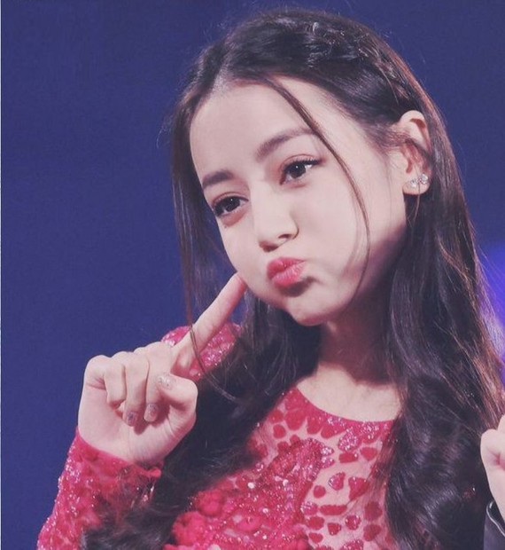 热巴的鼻梁特别高,鼻头还不肉(鼻头肉一点还不至于攻击力这么强),可是